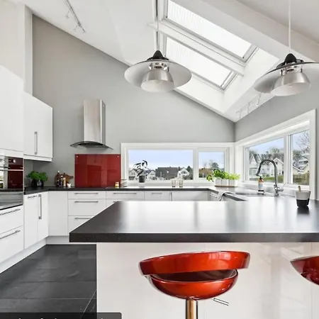 Central, Spacious House, Gym & Parking